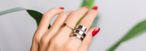 Золоті та срібні каблучки на руці виглядають стильно