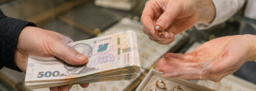 Чоловік купує обручку