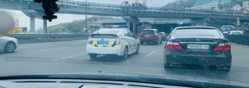 "Кассу везут сдавать": в сети бурно обсуждают "ноу-хау" от полицейских в пробке Киева