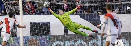 Лунин стал героем матча Сегунды: все действия украинца (Видео)