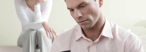 Мужчина скрывает телефон, когда изменяет