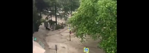 Море повсюду: Ялту эвакуируют из-за масштабного потопа