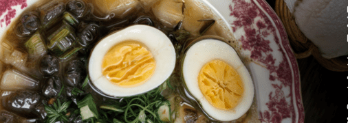 Апетитний борщ з великою кількістю зелені