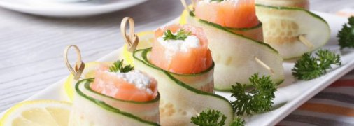 Рожки с авокадо, огурцом и красной икрой