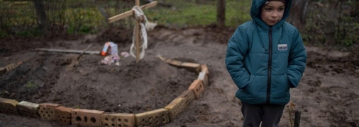 Шестилетний мальчик на могиле мамы, похороненной во дворе дома в Киевской области