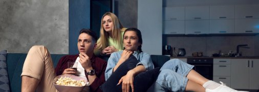 Люди смотрят кино