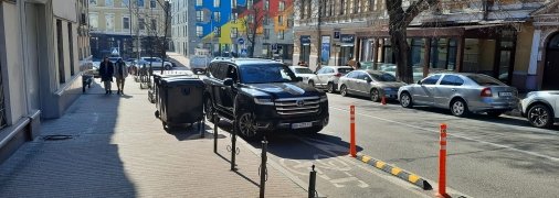 На улице Лысенко водители паркуются на велосипедной дорожке