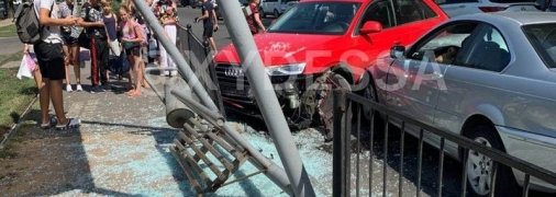 В Одесі два автомобілі влетіли в зупинку з людьми: перші подробиці і відео