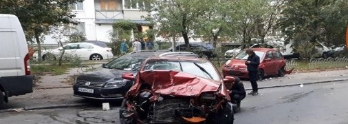 На столичной Оболони в ДТП смяло сразу три авто (фото)