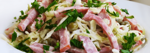 Классический салат из капусты, колбасы и горошка