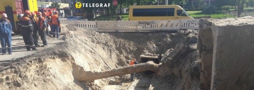 Котлован на месте подтопления вблизи метро и ТРЦ