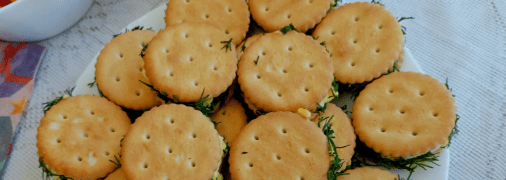 Очень интересная закуска из крекеров и сыра