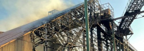 Масштабна пожежа на території терміналу ТІС: в Одеській області загорівся склад (фото, відео)