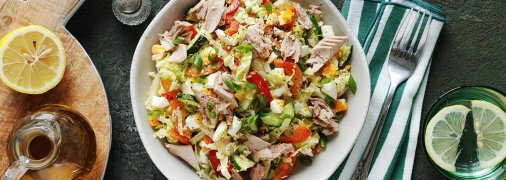 Салат с пекинской капустой, тунцом и яйцами