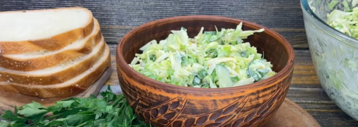 Салат з молодої капусти