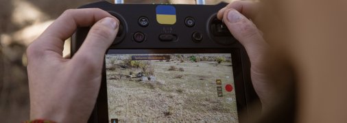 Оператор FPV-дрона за работой