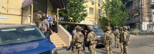 С автоматами и спецназом: в Киеве - масштабные обыски по делу Медведчука, улики ищут даже у тещи (фото, видео)