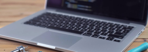 Важлива процедура, яка допомагає запобігти перегріву і продовжити термін служби ноутбука (фото створене з допомогою ШІ)