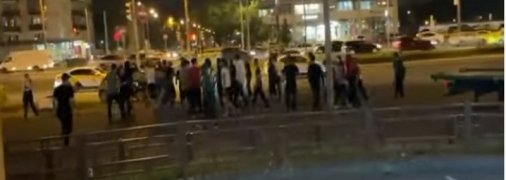 В Москве узбеки с киргизами устроили "стенку на стенку": ОМОНовцев на всех участников драки не хватило (видео)