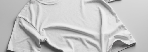 Пятна пота неэстетично выглядят на белой одежде (изображение создано с помощью ИИ)