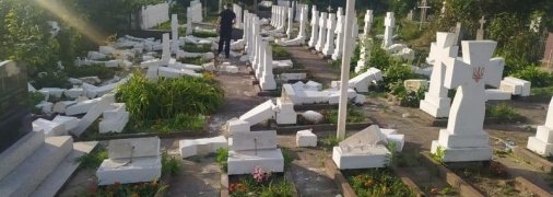 На Львовщине 20-летний парень распотрошил кладбище: пострадали 60 памятников и крестов (фото)