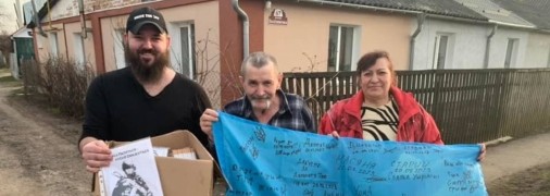 Флаг от бойцов в знак благодарности. Сергей Феодосиевич с женой Натальей и волонтером Ростиславом Кумонком