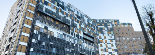 Постраждала від російського ракетного удару будівля Охматдиту відновлюється