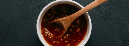 Соус териияки прекрасно подчеркивает вкус блюд (изображение создано с помощью ИИ).