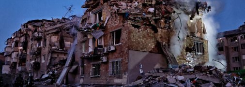 Разрушенная многоэтажка в Киеве