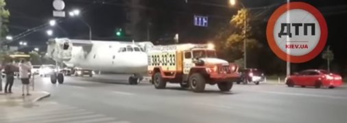 "Вот это зрелище": ночная перевозка самолета по Киеву озадачила сеть (видео)