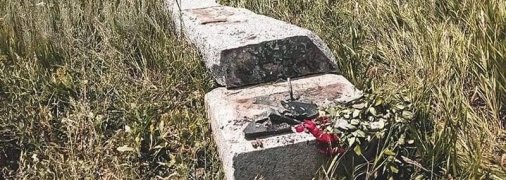 Під Харковом установили знак дружби України і Росії - камінь не простояв навіть години (фото)