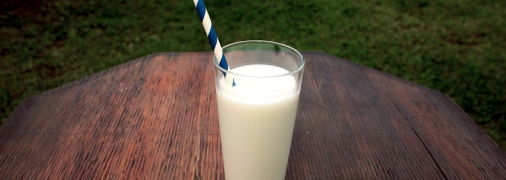 Молоко отлично воздействует на трудновыводимые пятна на одежде