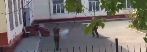 Во дворе школы в Черноморске устроили стрельбу: видео инцидента попало в сеть