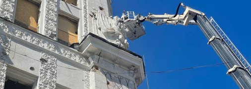 На будівлі міськради Харкова завішують заборонений герб СРСР