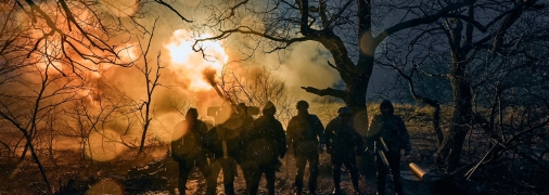 Украинские военные ведут огонь по вражеским позициям