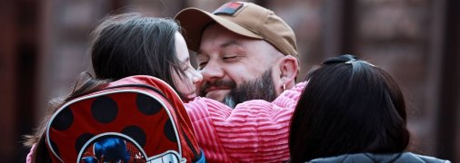 Украинский военный встретился с семьей