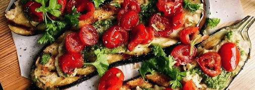 Смажені баклажани з помідорами, хумусом та песто