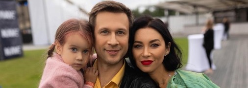 Дмитро Ступка з дружиною та донькою