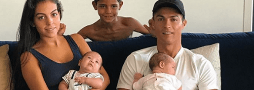 Снова папа: Криштиану Роналду поделился фото новорожденной дочки