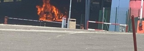 Дым стоит столбом: на границе Украины и Словакии пылает автомобиль (фото, видео)