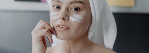 Якщо фен не працює або відключили світло, висушити волосся можна й іншим методом