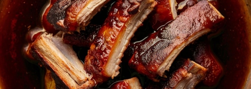 Пиво придает ребрышкам особый вкус (изображение создано с помощью ИИ).