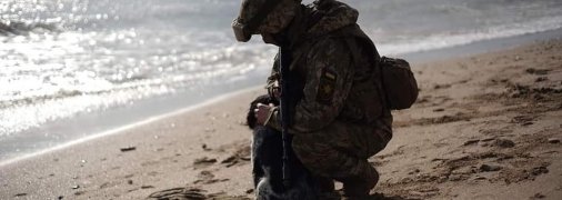 Боєць ЗСУ на морському узбережжі