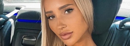 Модель показала шпагат