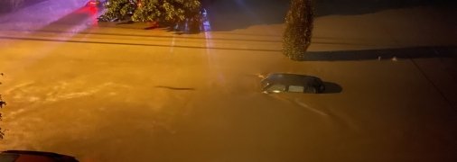 В Нью-Йорке некоторые авто оказались практически полностью под водой