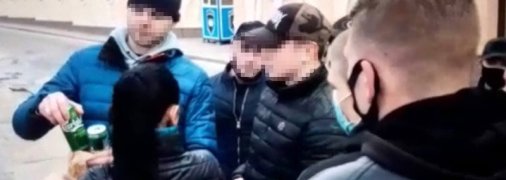 В центре Киева двое россиян избили выпивавшего парня (фото, видео)