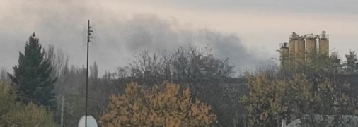 Столб дыма из-за сильного пожара на окраине Донецка виден издалека