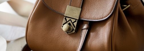 Кожаная сумка требует правильного ухода (изображение создано с помощью ИИ)