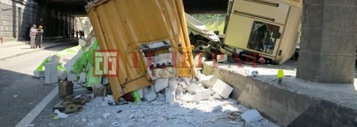 Фура с пеноблоками столкнулась с легковушкой и парализовала движение в Киеве: эксклюзивные фото и видео момента