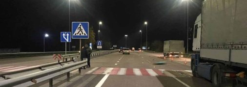 Человек переходил дорогу по нерегулируемому пешеходному переходу, и его сбил кроссовер депутата